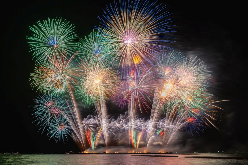 海上大船的多彩火花庆典祝概念掌声校对Portnoy有色夏天抽象的图片