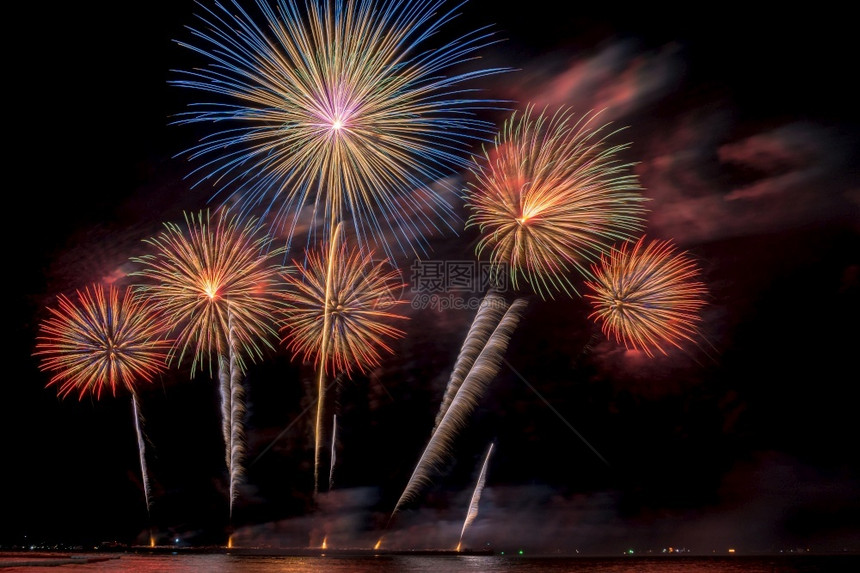 海上大船的多彩火花庆典祝概念掌声校对Portnoy礼曼谷多色的图片