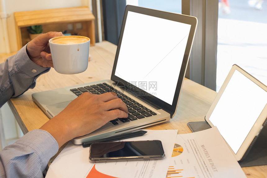 亚洲商人使用咖啡馆的笔记本电脑和工具将信息输入膝上型电脑供网搜索利用笔记本电脑浏览软焦点图像亚洲商人使用笔记本电脑浏览软焦点图像图片