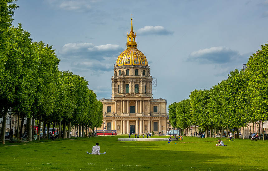 市中心法国圣路易斯拿破仑无资格者地点巴黎小教堂和绿草坪居民在圣路易无资格者教堂休息绿色旅行图片