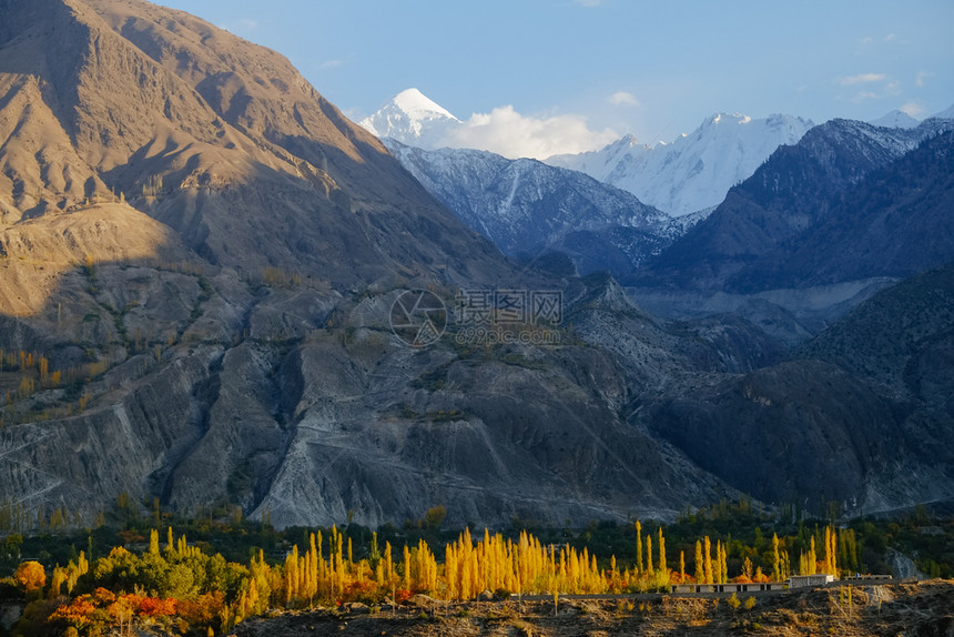 巴基斯坦GilgitBaltistan的Nagar山谷秋天季节落日时积雪覆盖卡拉科姆山脉的自然景观公园黄色的丰富多彩图片