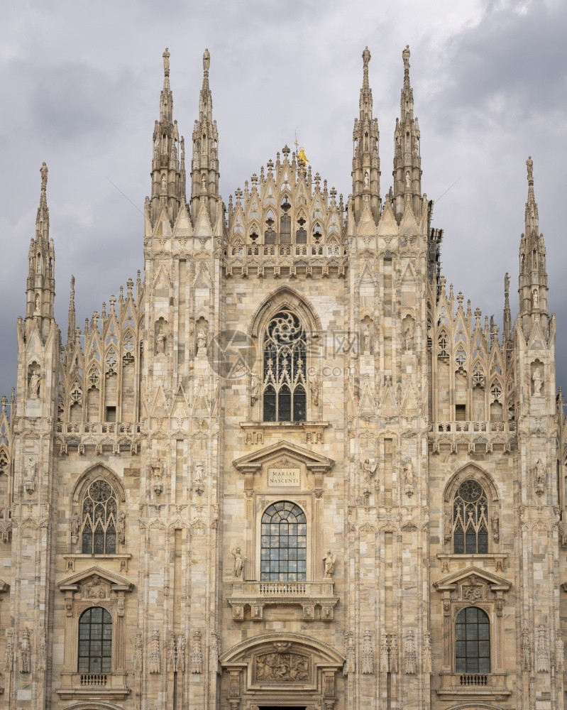 奉献宗教的Duomo前方的景象黄金雕像的名字是Madonnina在主星顶端覆盖天空宗教图片