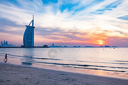 在阿拉伯联合酋长国迪拜Jumeirah公共海滩上晚见识到七星豪华旅店BurjAlArrab头七星级酒店塔城市景观假期背景