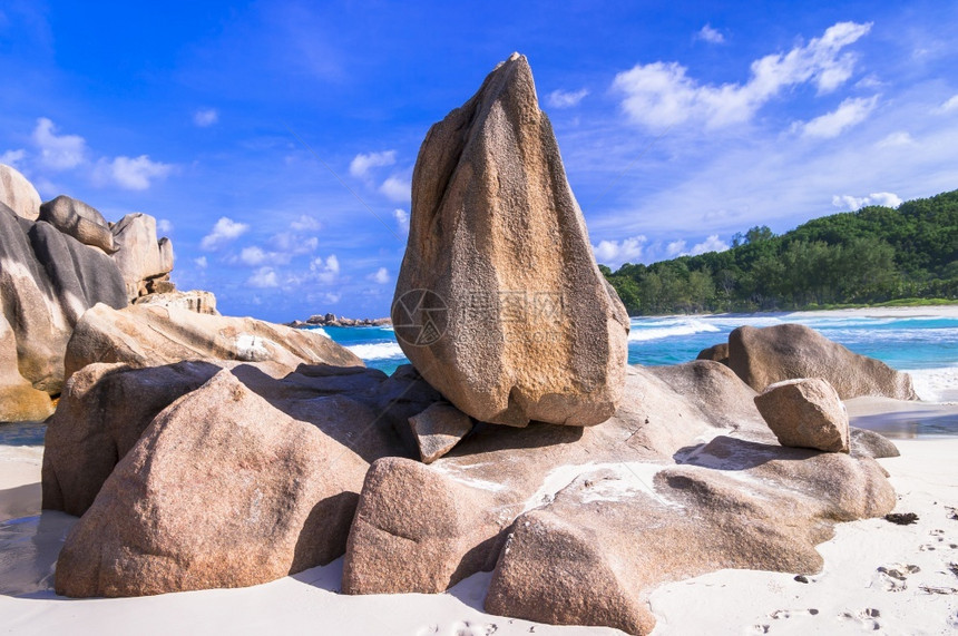 如画放松全景具有花岗岩层独特热带海滩塞舌尔LaDigue岛的AnseCocos图片