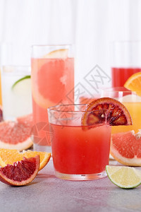 冷藏有机的清新鲜西里橙汁来自子葡萄油石灰等新鲜脱氧柑橘汁西里人图片