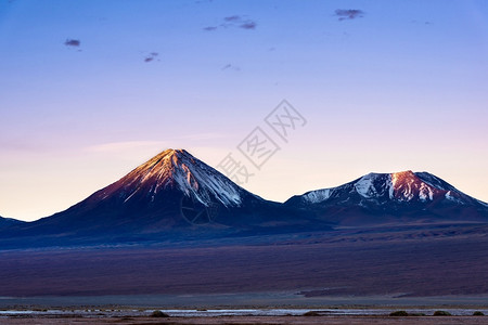 成层火山地区游客高清图片