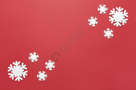 断然的孩子们复制圣诞组成一群白色的小雪花在布贡迪红色背景上感受小空间节日新年概念水平的最小风格团体设计图片
