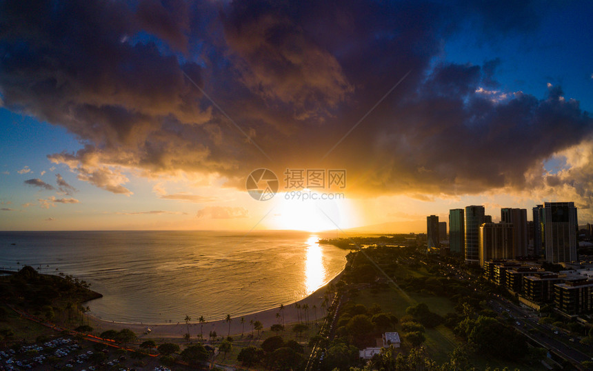 云夏威夷在火奴鲁市中心太阳在火奴鲁的天线上海洋图片