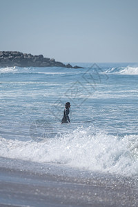 行动北岸灵魂冲浪者女孩进入海洋在乌拉杜罗海滩奥瓦尔葡萄牙冒险图片