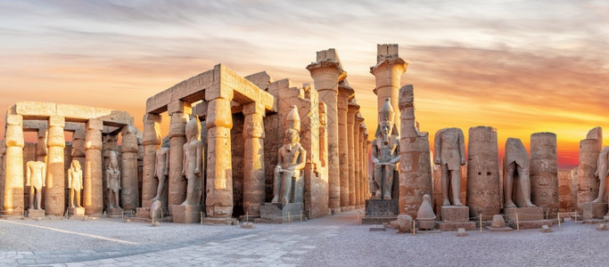 宗教卢克索寺主要雕像观视美丽的日落全景埃及柱子文化图片