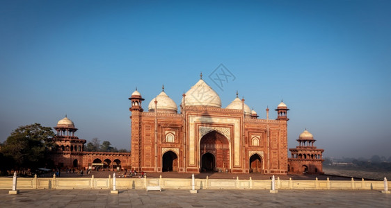 陵印度TajMahal右翼的红石清真寺建筑学景点高清图片