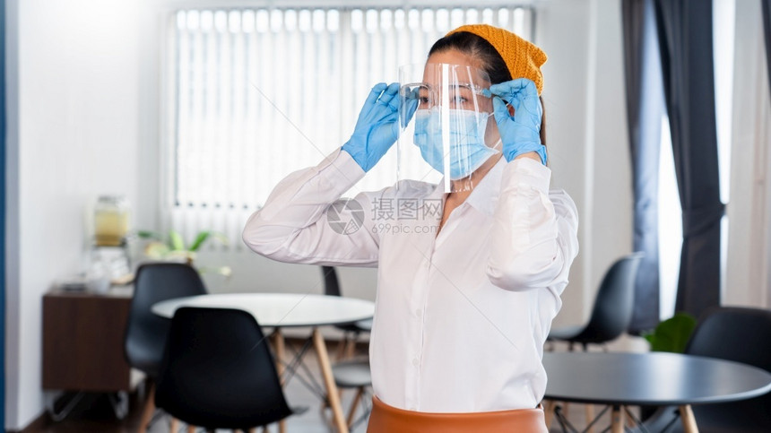 具有吸引力的亚洲女服务员在她的餐馆里戴面罩对保护传染爆发冠状疾COVID19的新常态概念城市的疏远职员图片