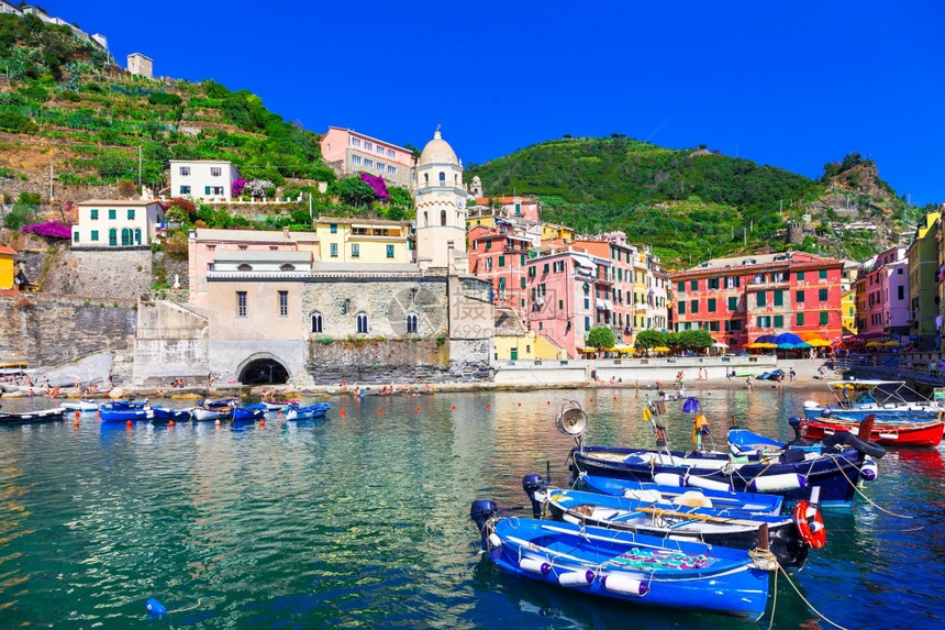 海岸意大利语Cinqueterre意大利Vernazza村Liguria著名的公园渔船多彩旅行图片