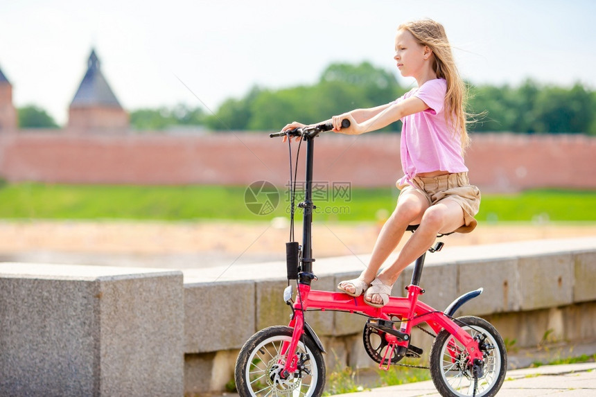 堡垒历史夏天俄罗斯大诺夫哥德骑自行车的小女孩沃尔霍夫河的诺哥罗德克里姆林宫俄罗斯沃尔霍夫河的诺哥罗德克里姆林宫图片