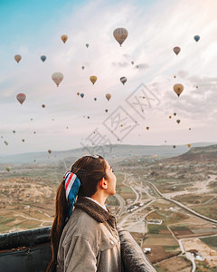 先飞这看着多彩的热气球飞越土耳其卡帕多西亚山谷的洲女人这浪漫时期地标格雷梅户外背景