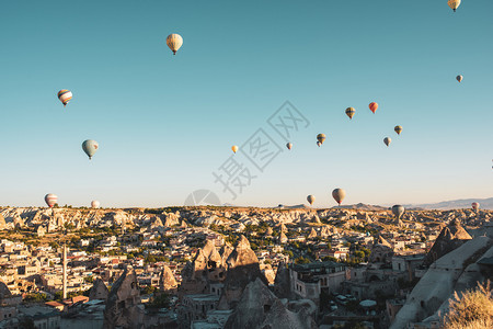 乌尔古普美丽的黄昏GoremeCapapadocia土耳其气球节2019热气球高在天空中飘浮的热气球爬坡道背景