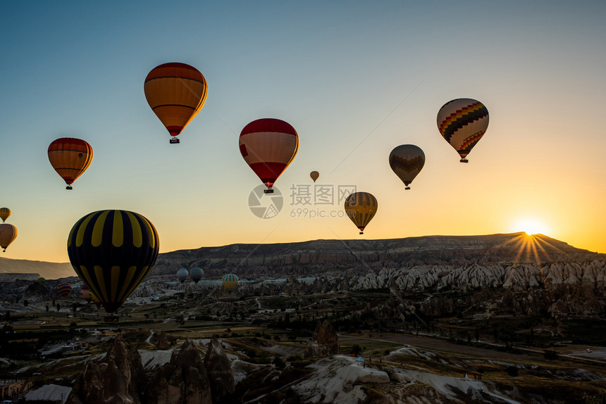 热的谷自由GoremeCapapadocia土耳其气球节2019热气球高在天空中飘浮的热气球图片