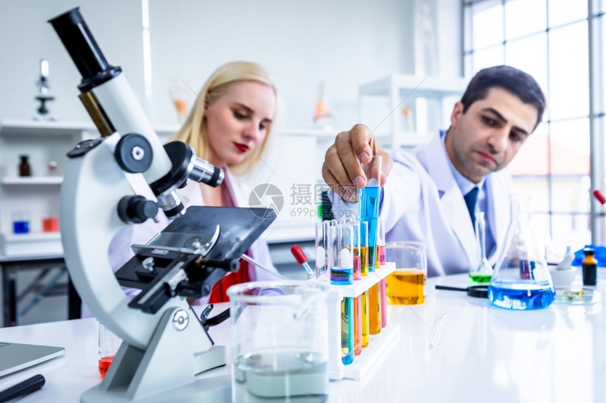 医生显微镜教育两名科学家正在研究测试管化学实验室科家或年轻女和男研究人员中以样本对试管进行检查或在实验室分析背景下进行调查a试验图片