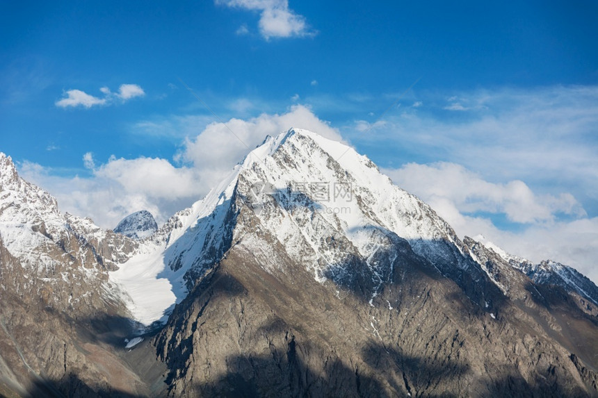 白色的吉尔斯坦山景谷中岩石雪和头山全景吉尔斯坦阿拉图山脉天阿拉尔恰吉斯坦的山景全冒险极端图片