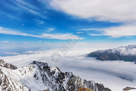 阿拉米达活动吉尔斯坦的山景谷中岩石雪和头山全景吉尔斯坦阿拉图山天阿拉米丁吉尔斯坦的山景全观旅游背景