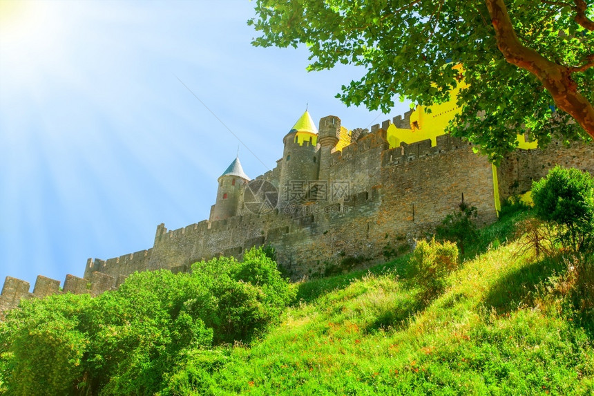 镇历史由太阳光线照亮的有选择焦点法国Carcassonne城堡重点图片