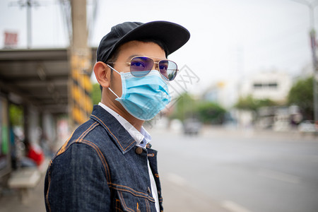 户外戴口罩预防疾病的男性图片