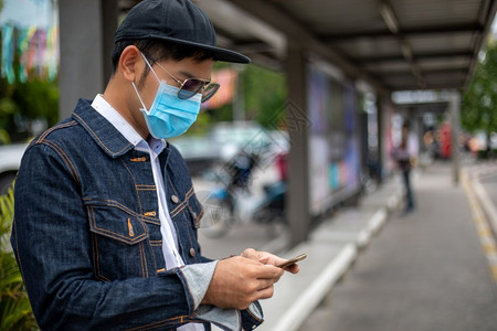 户外戴口罩预防疾病的男青年图片