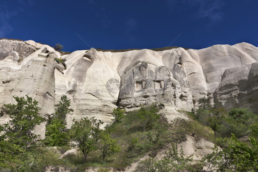 石灰仙女红沙悬崖和白岩卡帕多西亚山谷土耳其中部山区蜂蜜和卡帕多西亚红河谷之间山地景观中的古老洞穴安纳托利亚图片