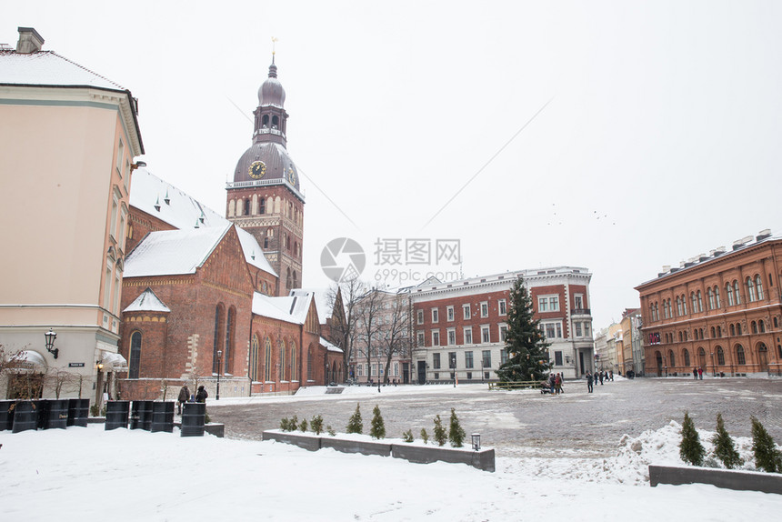 欧洲拉脱维亚里加市拉托维亚州里加市旧城街道游客和建筑旅游者和旧房子街道和城市观建筑学图片