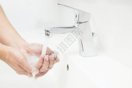 洗手消毒的女性特写图片