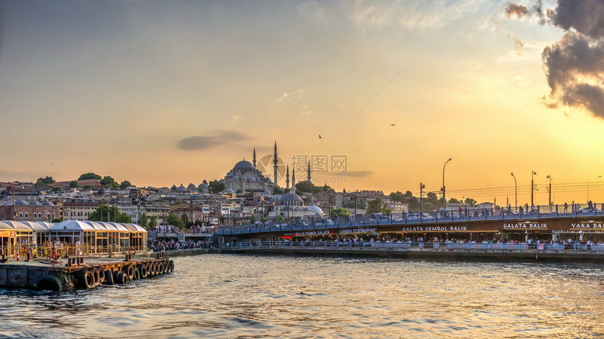 传统的港口位于土耳其伊斯坦布尔的埃米诺努广场加拉塔桥台和新寺庙伊斯坦布尔土耳其伊斯塔布尔71209年7月日东图片