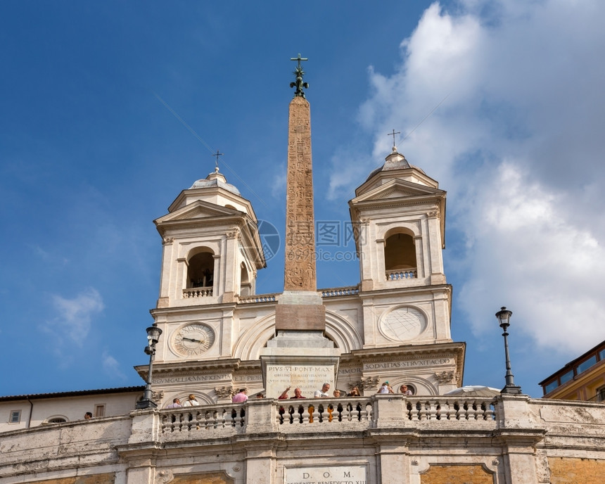 脚步雕塑城市的罗马2013年月日2年9月日在意大利罗马西班牙台阶之上的TrinitadeiMonti教堂共138个步骤罗马西班牙图片