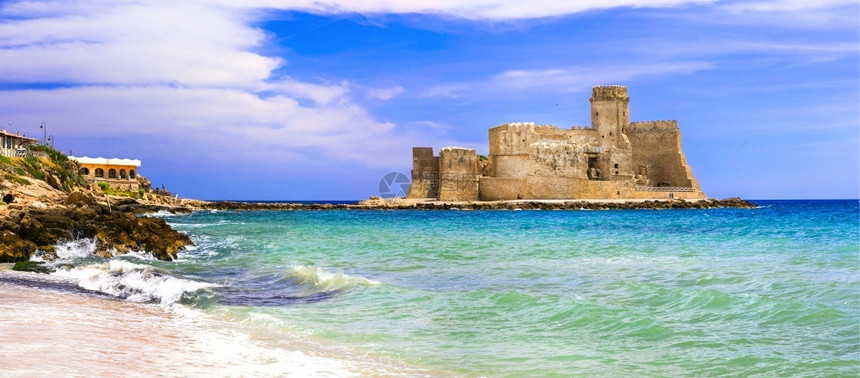 蓝色的历史水意大利最好海滩和城堡卡拉布里亚的RosetoCapoSpulico图片
