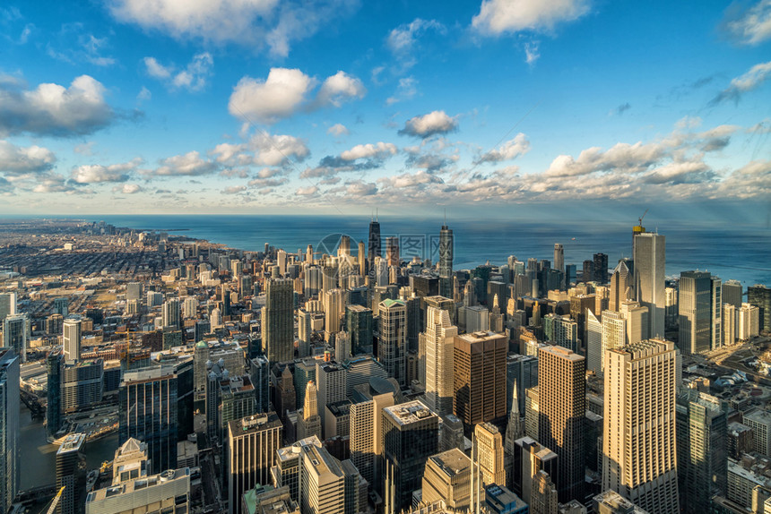行业电信城市的美国芝加哥伊利诺州美国利诺州丽的日落时间以蓝色天空和云彩对芝加哥天际全景的空中观测风景与现代建筑概念图片