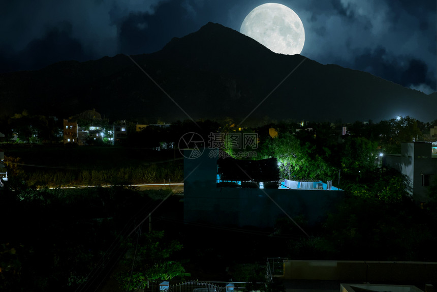夜间在印度泰米尔纳德邦的阿鲁恰拉圣山满月天空旅行快乐的图片