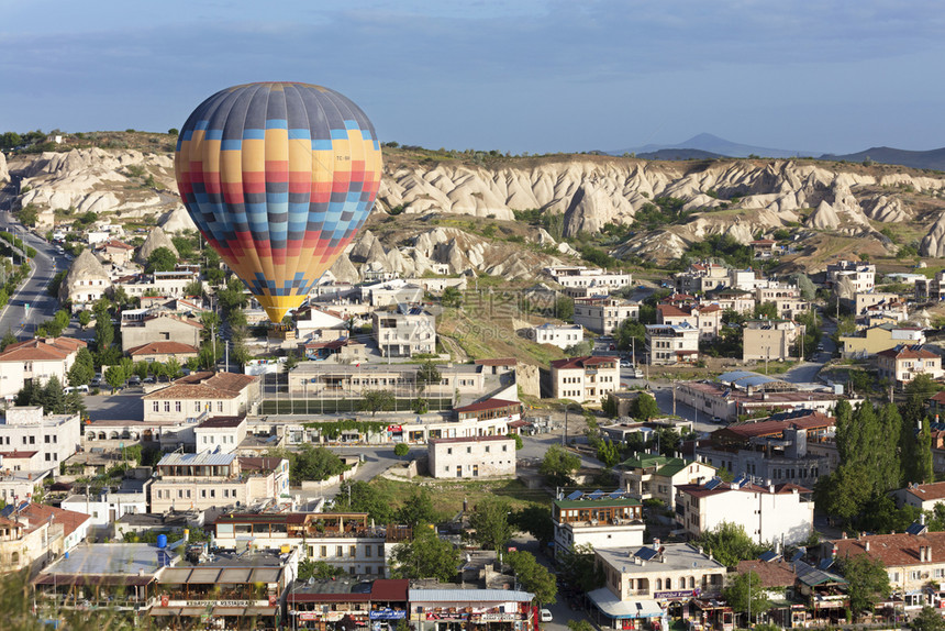 在土耳其卡帕多西亚Capapadocia空中飞过Goreme镇的彩色气球正在飞越卡帕多西亚Capapadocia山谷教科文组织美图片
