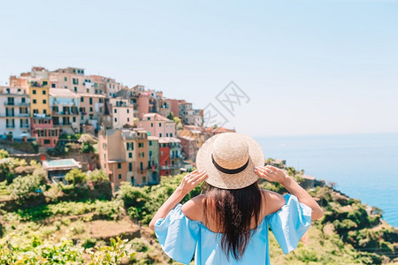 大地女孩人们在意大利欧洲度假的女青年观光客看望马纳罗拉的风景意大利古里亚辛克特尔CinqueTerre镇旅行背景