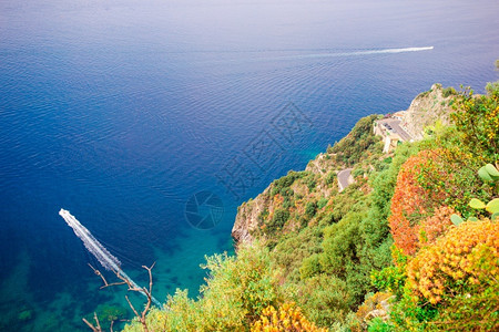 阿马雷洛利古里亚意大阿马尔菲海岸美丽舒适的湾有船只和清澈的绿松石水意大利美丽的舒适海湾有船只和清澈的绿松石水闲暇自然背景