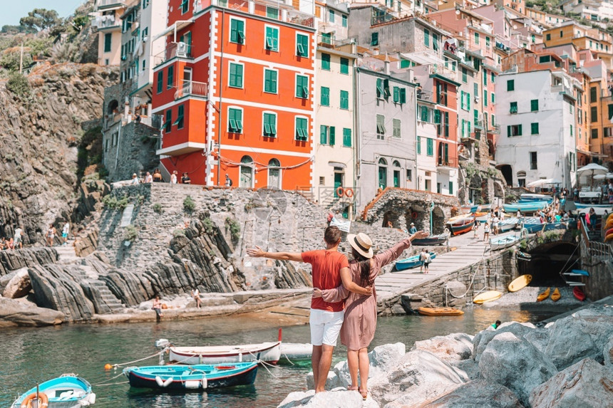 浪漫的风景优美目地意大利古里亚五渔村奥马焦雷意大利度假的幸福家庭意大利古里亚五渔村奥马焦雷美景的游客图片