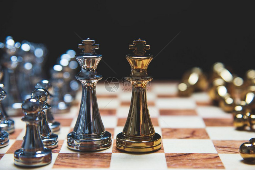 马领导者作为国王领导战略在木象棋董事会中相互对质以实战状态商业营销竞争贸易伙伴在黑人背景上打斗策略的概念商业营销木制的图片