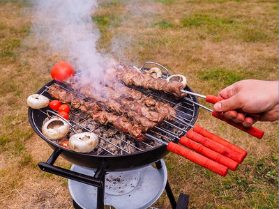 户外碳烤牛肉串图片