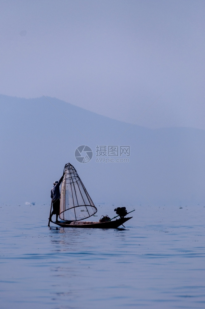 划船茵莱湖的渔夫在一只脚上工作茵莱湖的渔夫在一只脚上工作缅甸景观农业图片