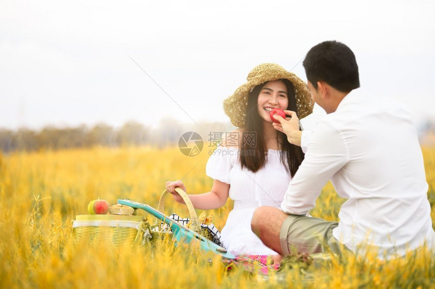 玩公园树亚洲情侣在金秋草地野餐作为婚礼情人节及家庭爱概念之后的蜜月旅户外自然和长假期放松人们可以享受生命图片