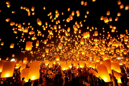 泰庭释放天灯在清迈泰王国的峰节上崇拜佛祖遗迹文化自然圣诞节图片