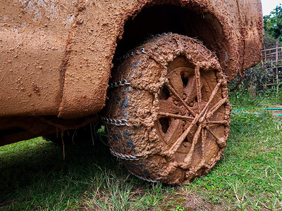 越野车轮胎和道路卡车井外在森林的轮子中进入并泥土穿透森林的轮子优胜者图片