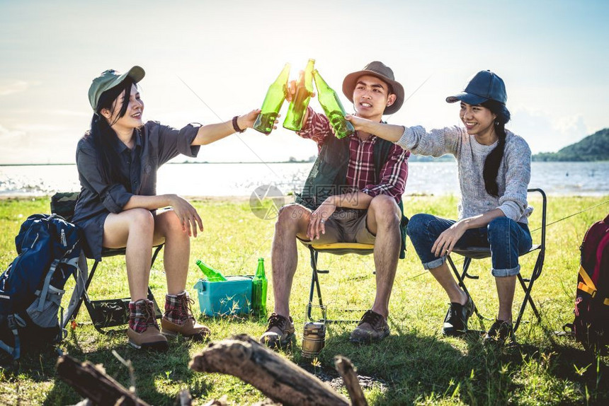 年轻朋友在湖边享受野餐和派对图片