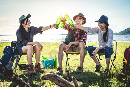 年轻朋友在湖边享受野餐和派对图片