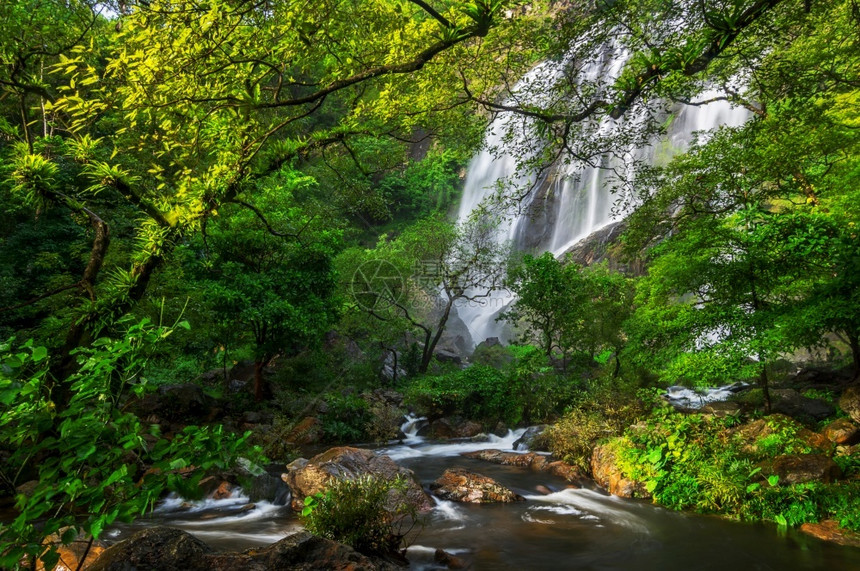 美丽的KhlongLan瀑布是最后一个主要瀑布Khlong公园KamphaengPhet泰国瀑布环境季节图片