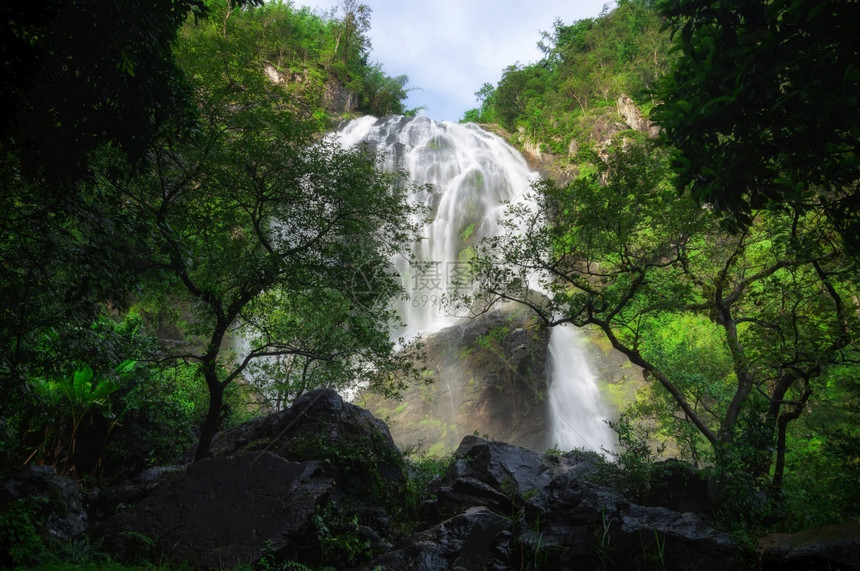 运动最后的KhlongLan瀑布是最后一个主要瀑布Khlong公园KamphaengPhet泰国瀑布透明图片