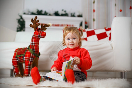 美丽的公寓喇叭小女孩在圣诞装饰中等待奇迹的童年女孩图片